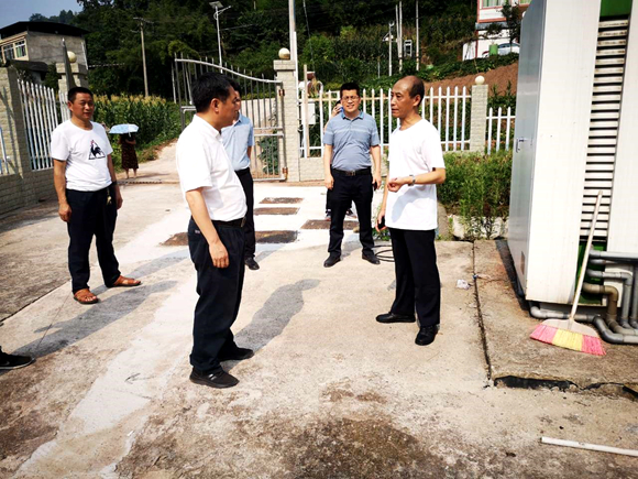 何永忠（左二）检查塘坝河冒咕村一体化污水处理站。通讯员 杨陈 摄