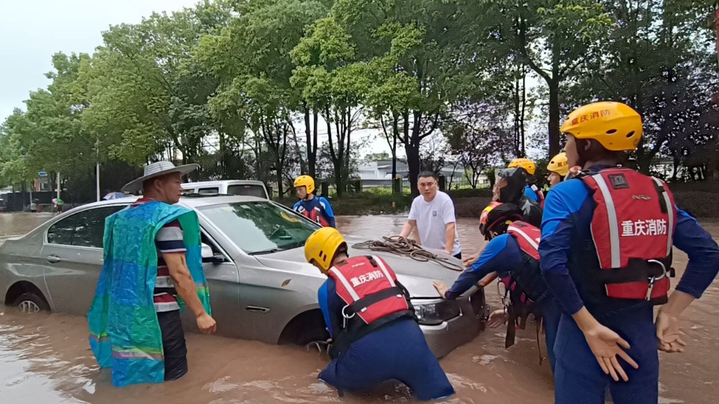 1消防員幫助車主將車輛推到無積水地帶。銅梁消防供圖