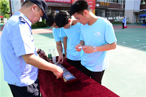学生代表参观仿真毒品。云阳县公安局供图 华龙网发