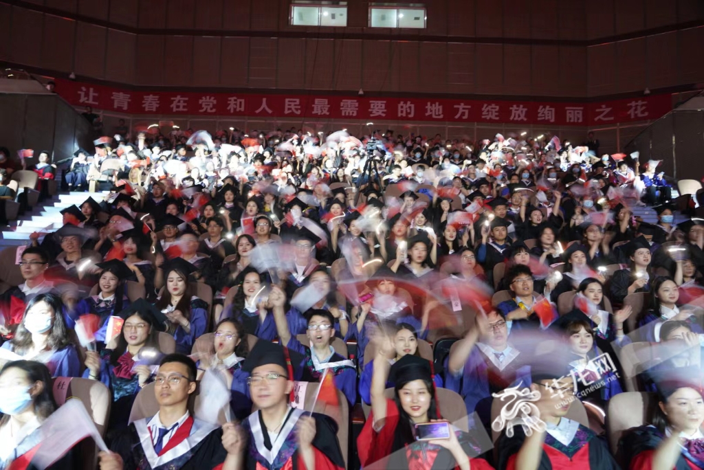 重庆医科大学2022年毕业典礼现场。华龙网-新重庆客户端 记者 刘钊 摄