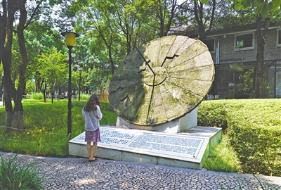 1日晷作为古代重要的天文观测工具，现存放于测候亭外，便于市民观赏。记者 刘陶然 摄