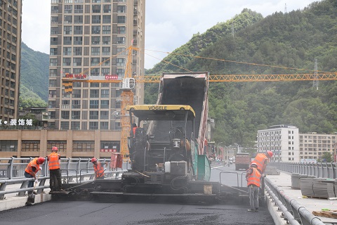 城口首次将沥青混凝土UTM超薄罩面技术用于任河大桥。 通讯员 吴源源 摄