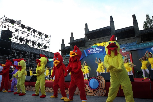 小朋友在黔江区黔江鸡杂美食文化节开幕式上表演小鸡舞。通讯员 杨敏 摄