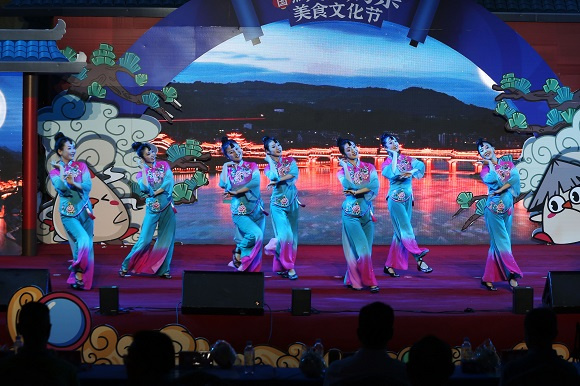 演员在黔江鸡杂美食文化节开幕式上表演土家族歌舞。  通讯员 杨敏 摄