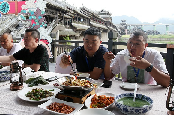 游客在黔江鸡杂美食文化节上吃鸡杂长桌宴。通讯员 杨敏 摄