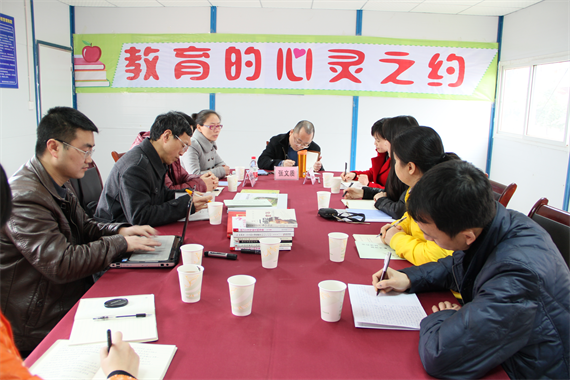 图片1 2012年“生命化教育”倡导者和实践者张文质在龙山小学宣讲生命教育理念学校供图 华龙网发