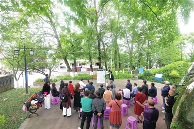 1梁柚路公园，爱好音乐的市民在进行声乐训练。记者 向成国 摄
