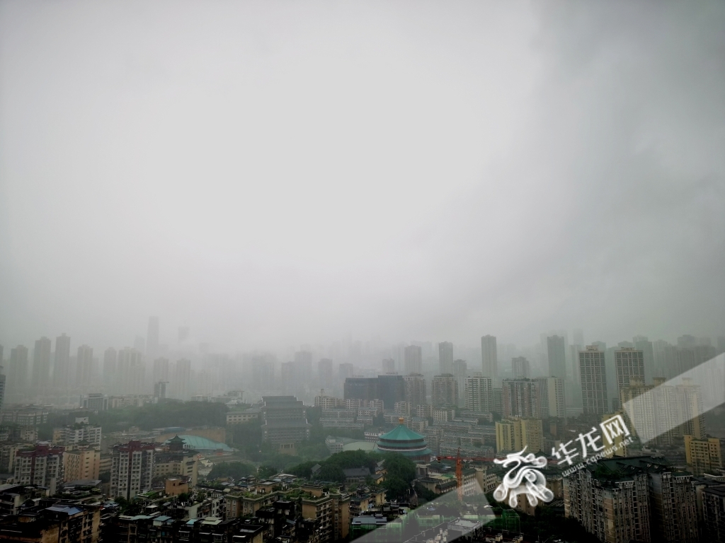 今日早上，中心城区出现短时强降水。华龙网-新重庆客户端记者 李文科 摄