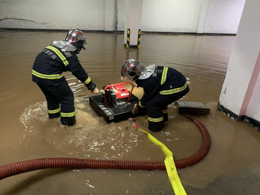 2消防员进行排水作业。江津区消防供图