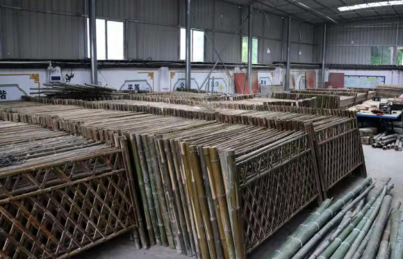 竹艺加工厂生产的产品。通讯员 付冲 摄