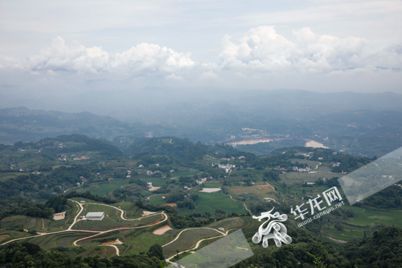 03——在海拔800米高山上的龙登山滑翔伞基地俯瞰龙山村。华龙网-新星际在线客户端记者 石涛 摄
