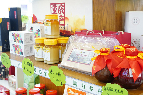 4海峡路加油站便利店陈列着乡村振兴特色商品。受访者供图 华龙网发