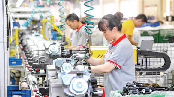 重庆大江动力设备制造有限公司生产线。记者 熊浩 摄_副本