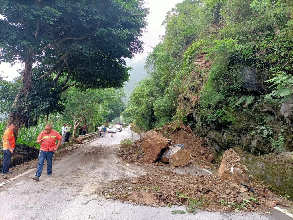 国道319线彭水高谷镇段因塌方交通中断 过往车辆需绕行
