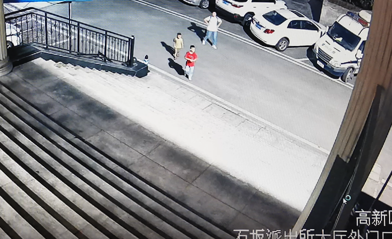 0两个男孩在妈妈的陪伴下，前往派出所。重庆高新区警方供图