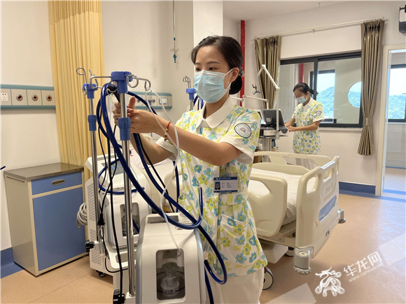 5.病房内，护士正在检查医疗设备。华龙网-新重庆客户端记者 郭浏婷 摄