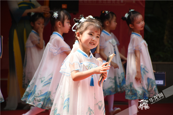 南坪镇中心幼儿园带来舞蹈“小小读书郎”。华龙网-新重庆客户端 简梦 摄