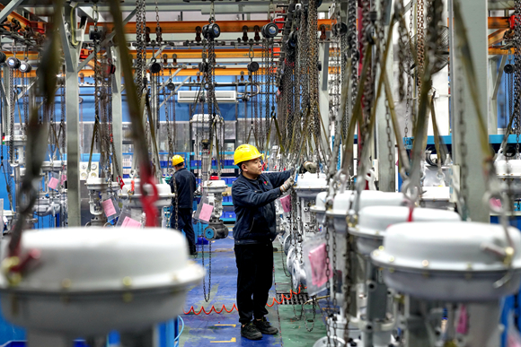 位于重庆市北碚区的重庆川仪调节阀有限公司的工人在生产车间忙碌。特约通讯员 秦廷富  摄