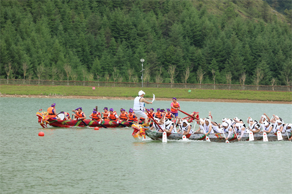 两支龙舟队奋力直追奔向终点。巫溪县文化和旅游委供图 华龙网发