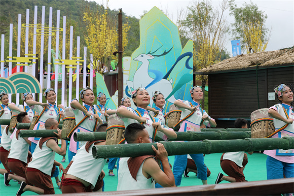 舞蹈演员通过表演向观众呈现绞篊民俗文化的魅力。巫溪县文化和旅游委供图 华龙网发