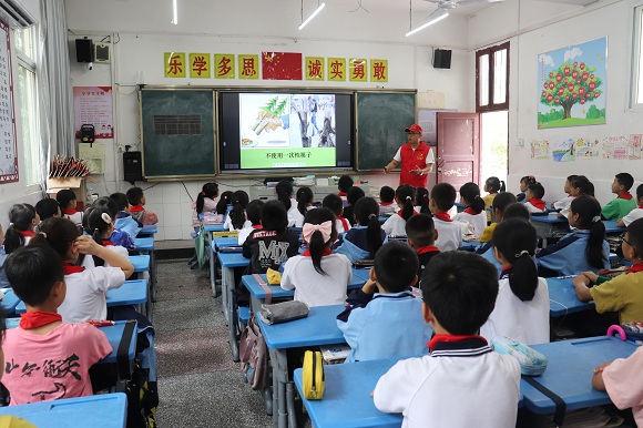 讲解老师给学生上环保课。通讯员 刘立文摄