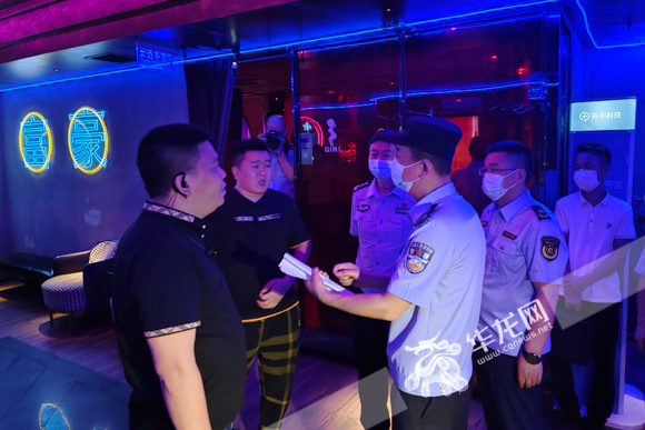 03——执法人员来到一家酒吧检查。华龙网-新重庆客户端记者 石涛 摄