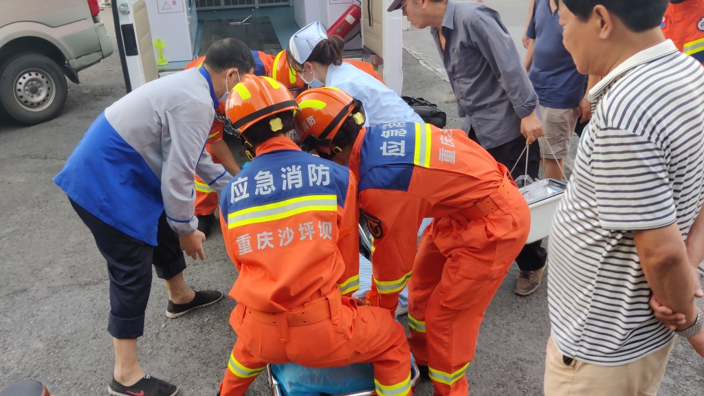 3男子由救护车送往医院治疗。沙坪坝区消防供图