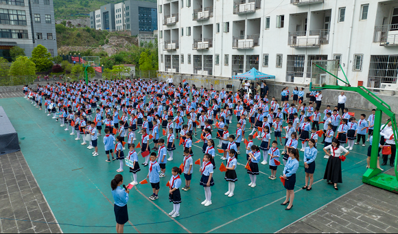 学生共唱《让中国更美丽》。通讯员 李洪卫 摄