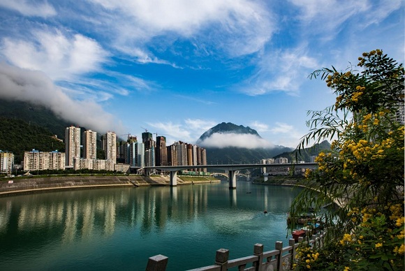 彭水县城蓝天与白云相拥，碧水与青山环绕。通讯员 李洪卫 摄