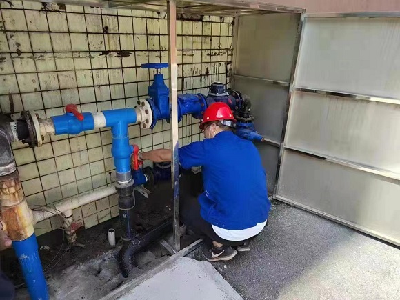 工作人员正在检查供水管道运行情况。重庆市城市管理局供图