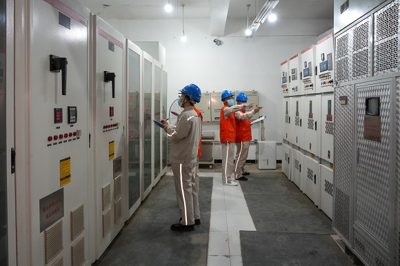 6月1日，国网重庆电力员工在新璧山中学开闭所检查电气设备运行情况。通讯员 蒋佩 摄