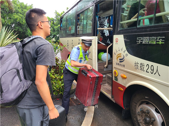 民警协助考生搬运行李。云阳县公安局供图 华龙网发