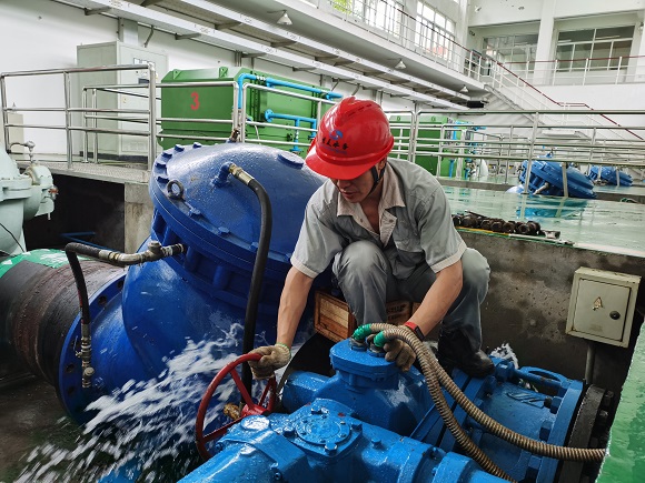 工作人员正在检查供水设备运行情况。重庆市城市管理局供图