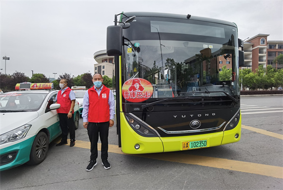 重庆市首支“雷锋巴士”志愿服务队在合川成立。合川区交通局供图
