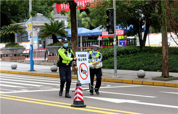 交巡警在考点附近设置相关指示牌。云阳县公安局供图 华龙网发