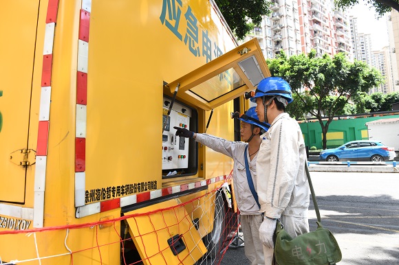 国网重庆电力员工正在检查发电车机组运行相关参数。国网重庆市电力公司供图