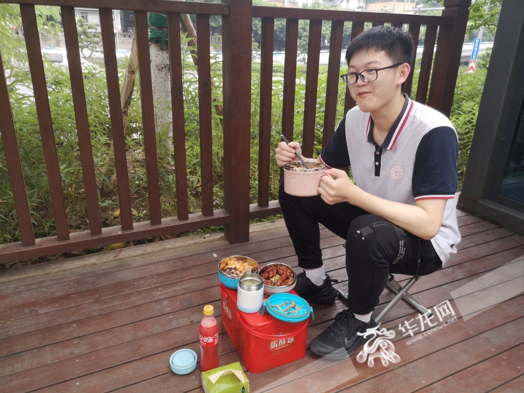 育才中学考点外，学生李博文，家住渝北区，因担心学校中午的饭菜不合胃口，父母专门做了午饭
