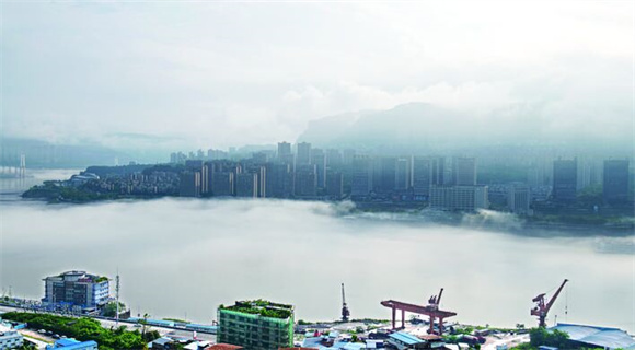 长江之上，雾气升腾。冉孟军 摄