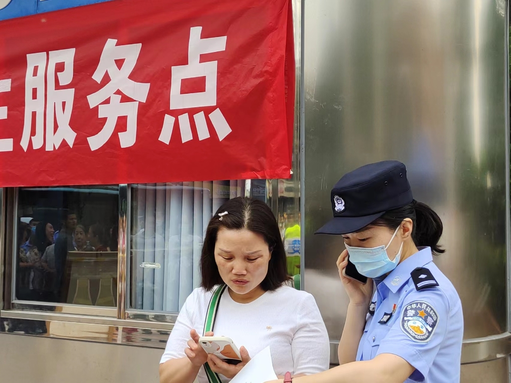 0民警打电话联系考生的班主任。沙坪坝区警方供图