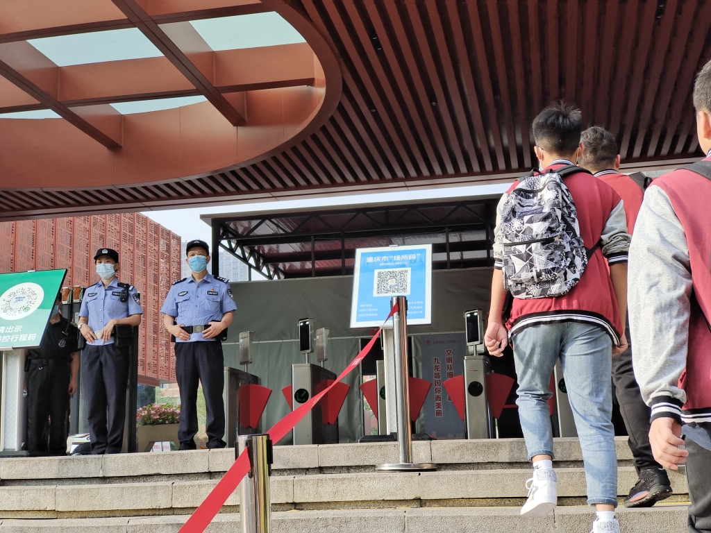 九龙坡警方考场外守护高考。九龙坡警方供图