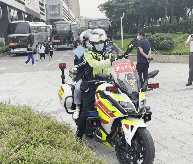民警用摩托车将考生送至考点。渝北警方供图。