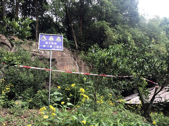 在地灾隐患点已竖立警示牌、拉好警戒线。通讯员 王雪梅 摄 在地灾隐患点已竖立警示牌、拉好警戒线。通讯员 王雪梅 摄