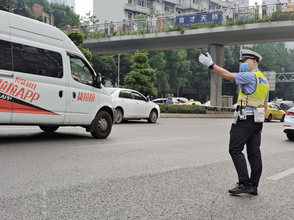交巡警保障交通畅通。九龙坡警方供图