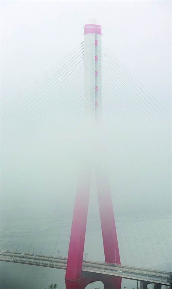 大桥主墩，白雾缠绕。冉孟军 摄