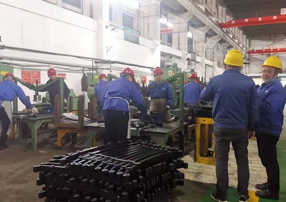重庆红旗弹簧厂，职工正在参加新型学徒制装配钳工“师带徒”培训。通讯员 黄蓉 摄