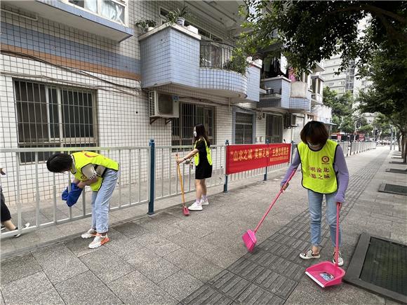 文明实践志愿者正在认真清理护栏、清扫垃圾。通讯员 任丽 摄