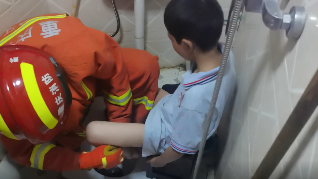 2小男孩的左脚被成功取出。黔江消防供图