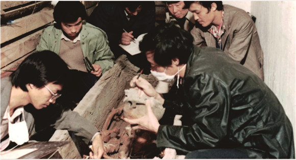 考古专家正在清理棺内尸骨和陪葬品。巫溪县文物管理所供图 华龙网发