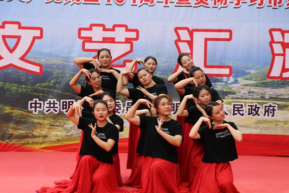 大塘村选送舞蹈《母亲是中华》。 通讯员 郭凡 摄 (1)