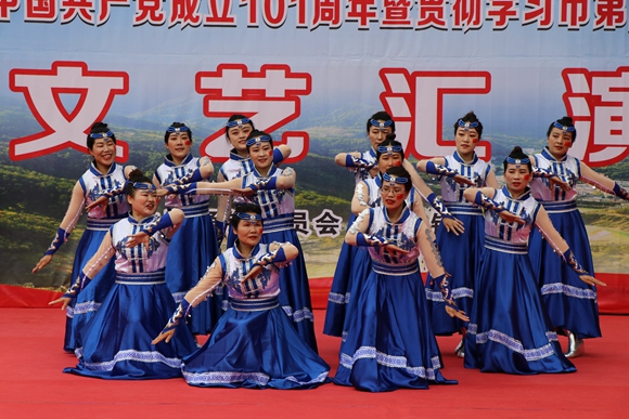 大塘社区选送舞蹈《最美的歌儿唱给妈妈》。 通讯员 郭凡  摄